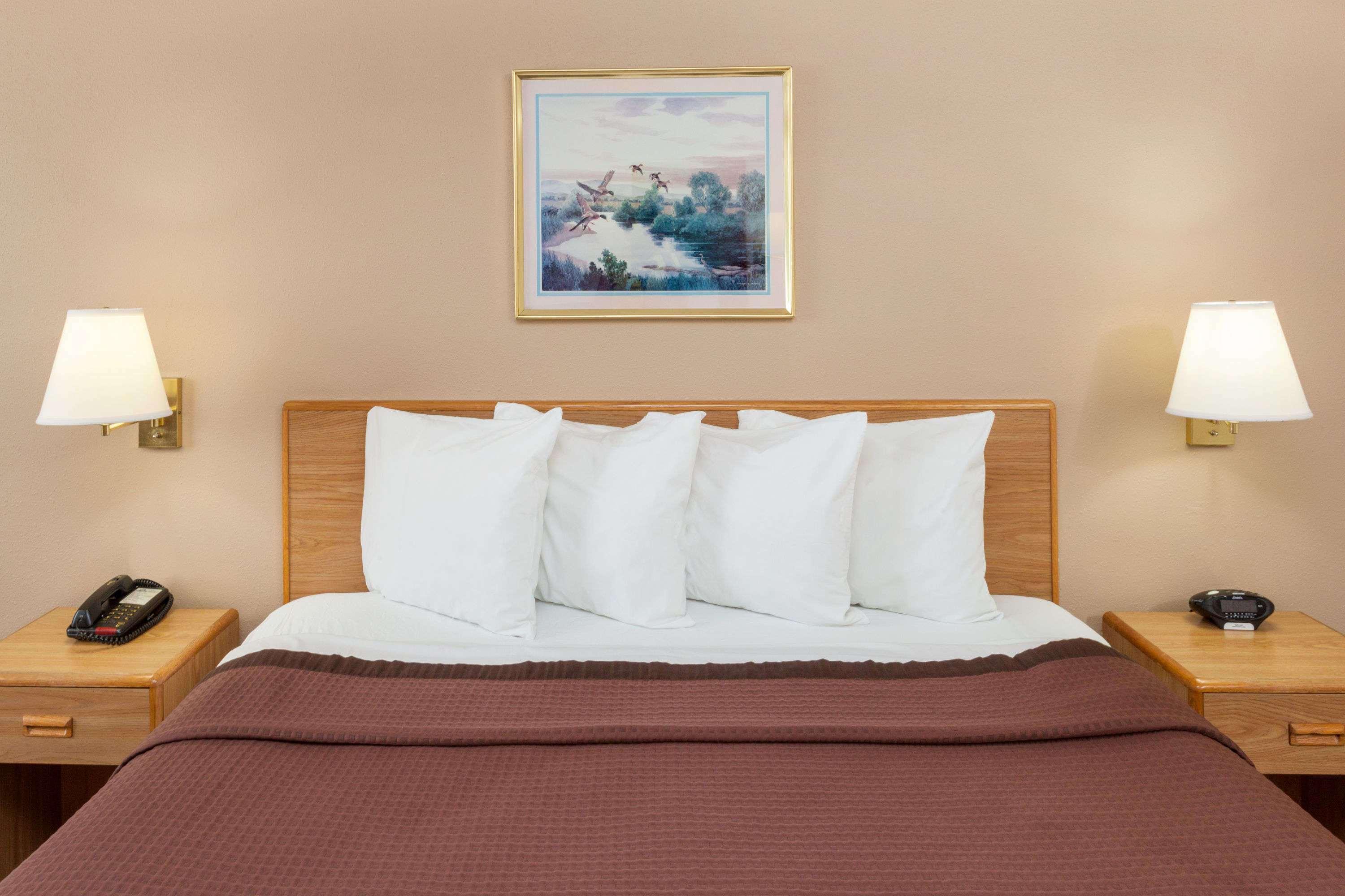 Days Inn By Wyndham Charleston Екстериор снимка