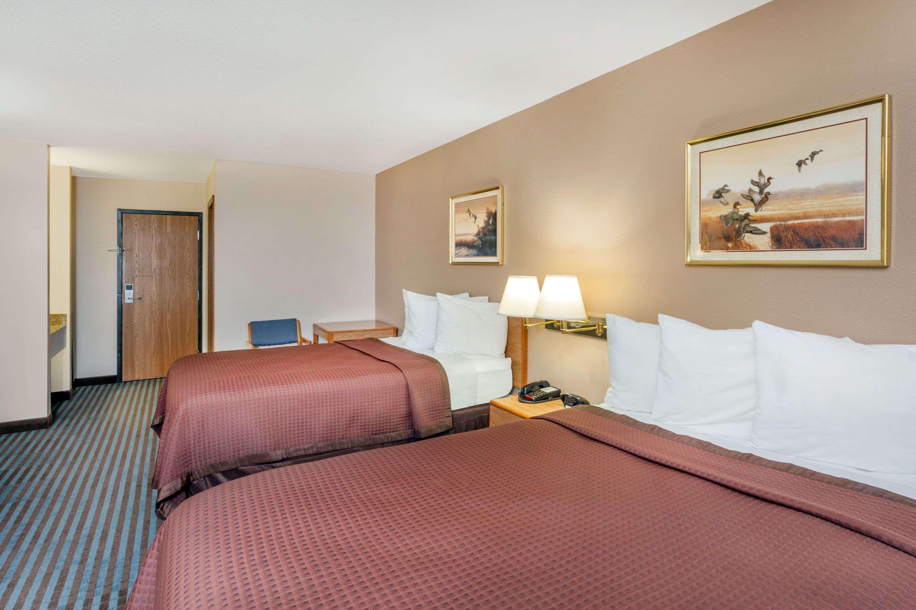 Days Inn By Wyndham Charleston Екстериор снимка