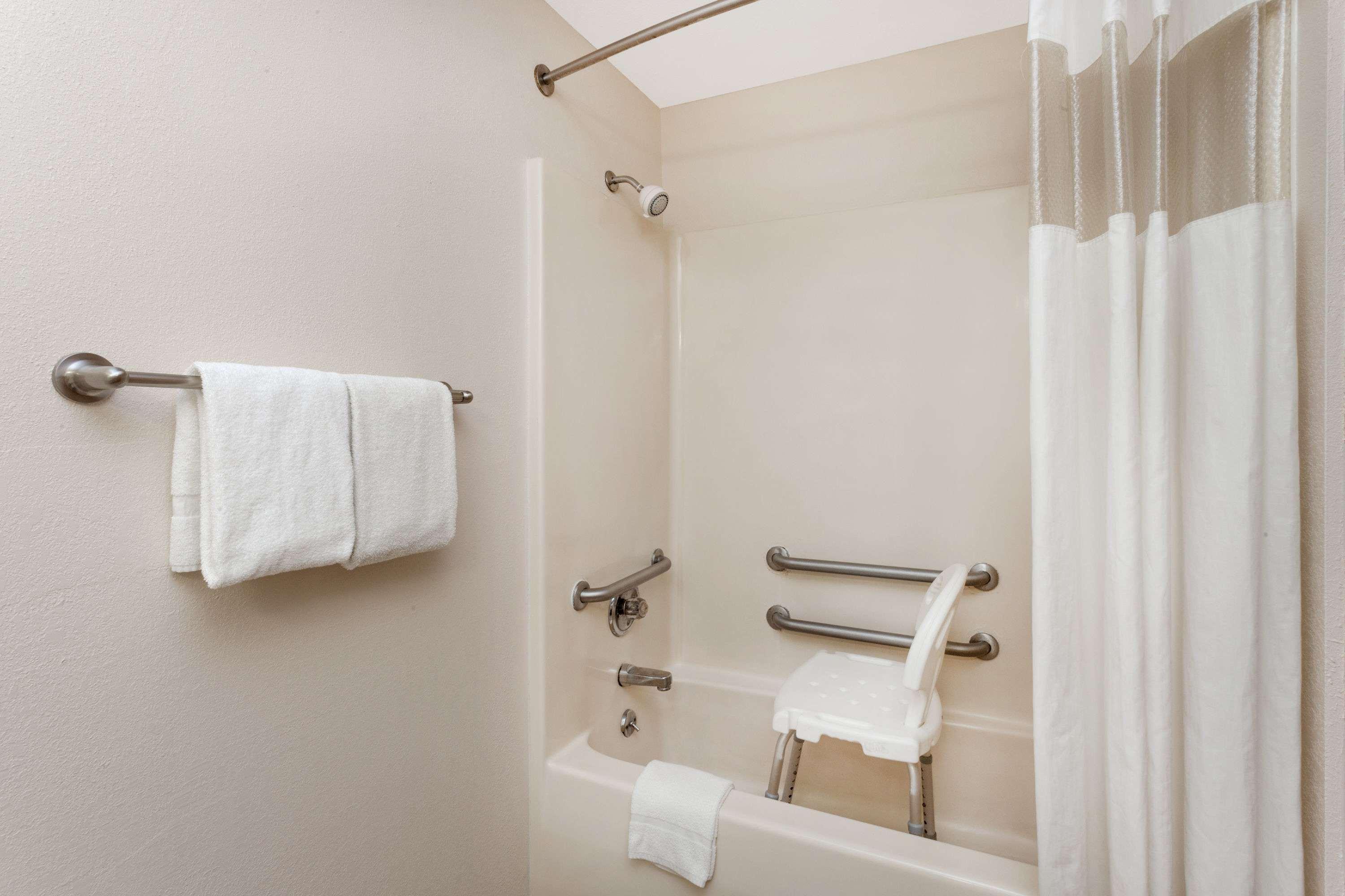 Days Inn By Wyndham Charleston Екстериор снимка