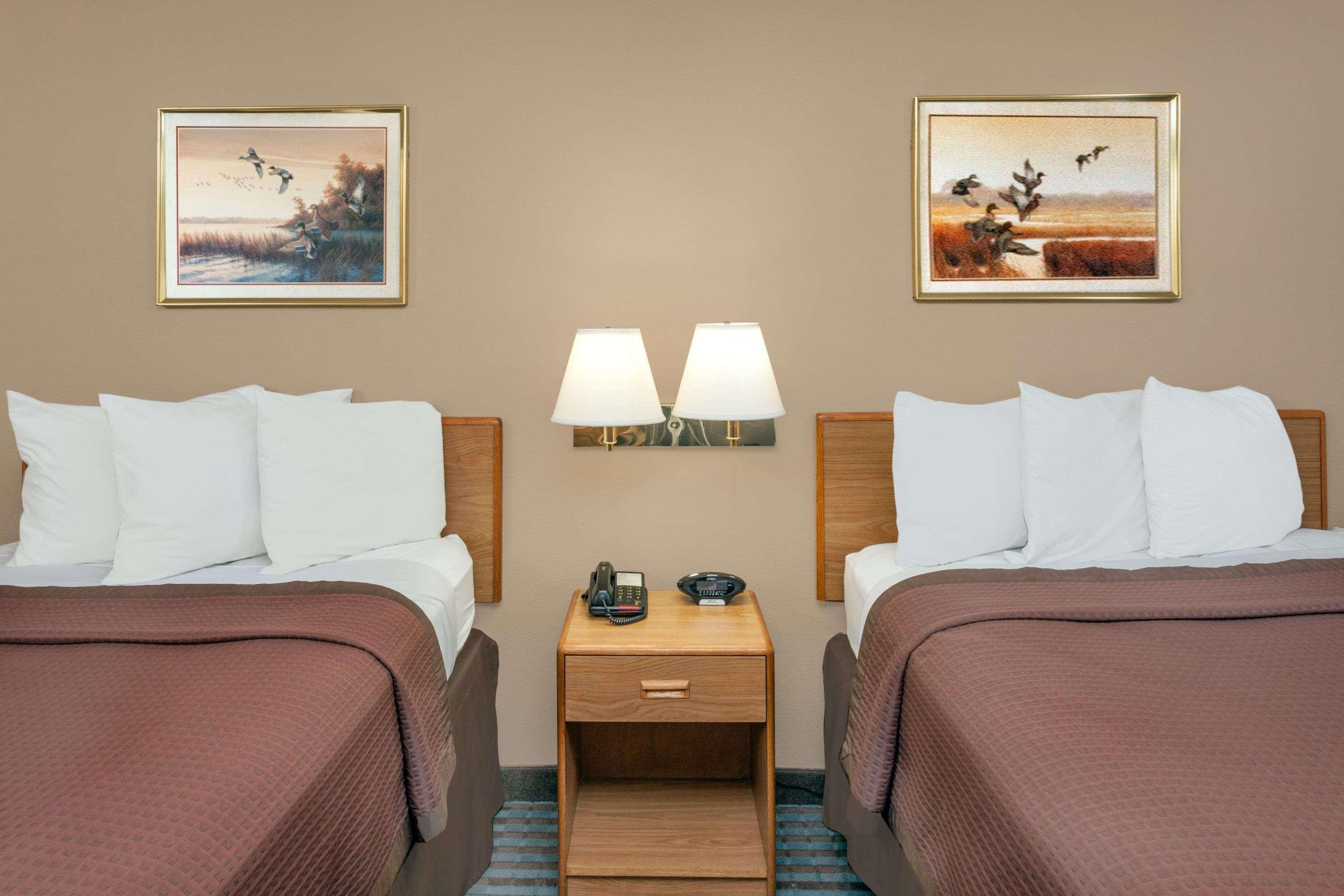Days Inn By Wyndham Charleston Екстериор снимка