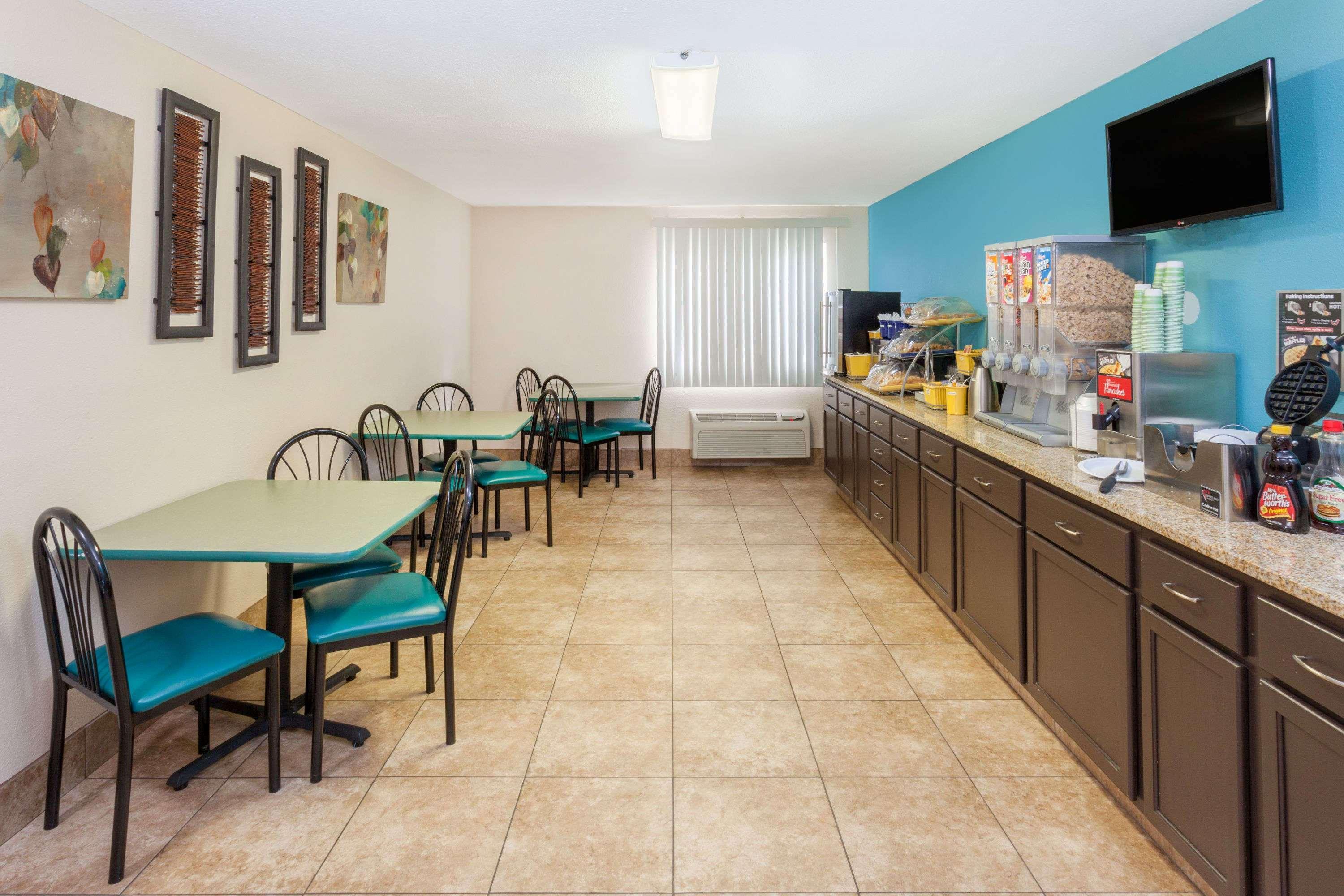 Days Inn By Wyndham Charleston Екстериор снимка
