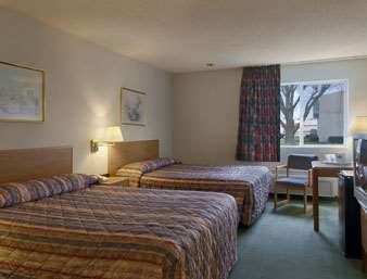Days Inn By Wyndham Charleston Стая снимка