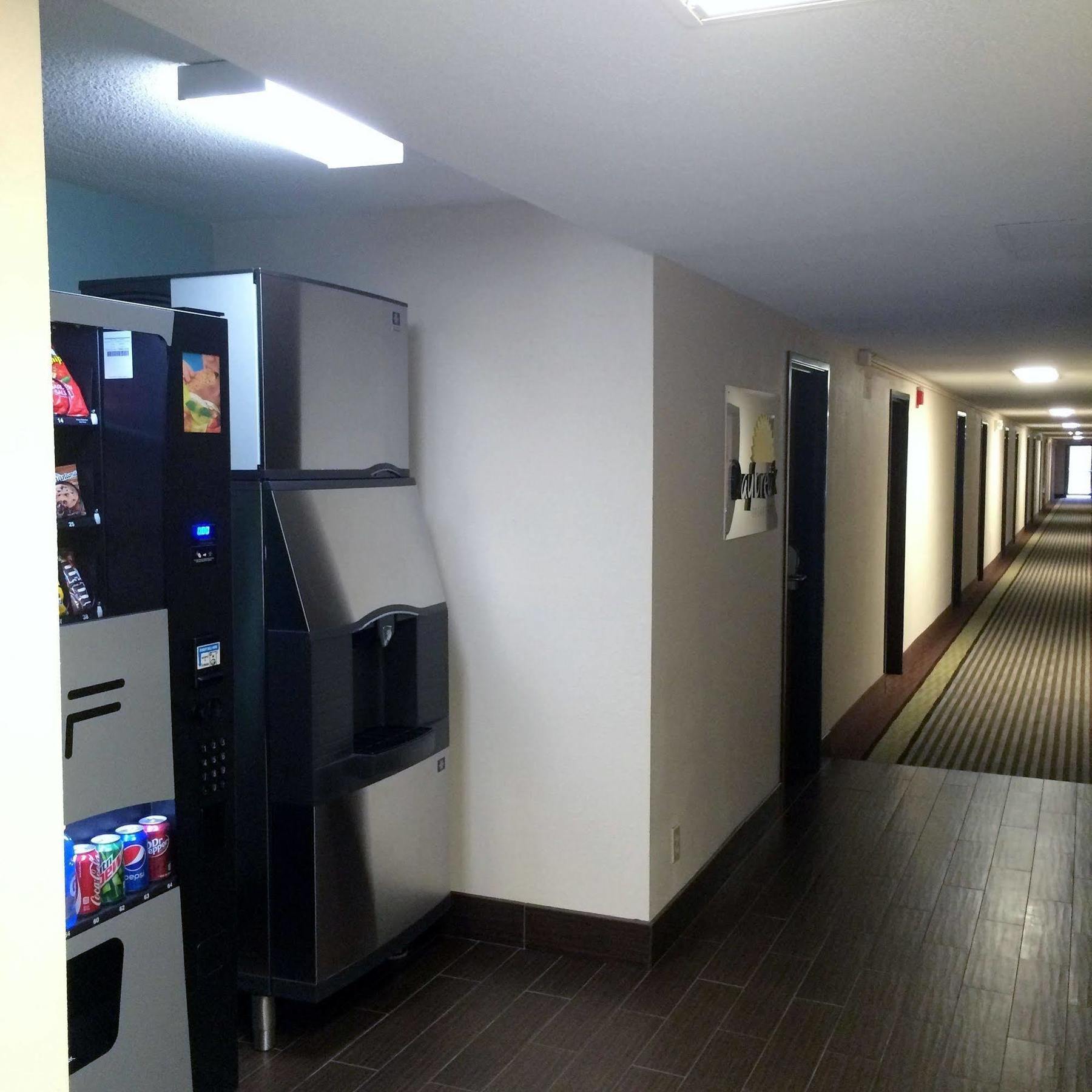 Days Inn By Wyndham Charleston Екстериор снимка